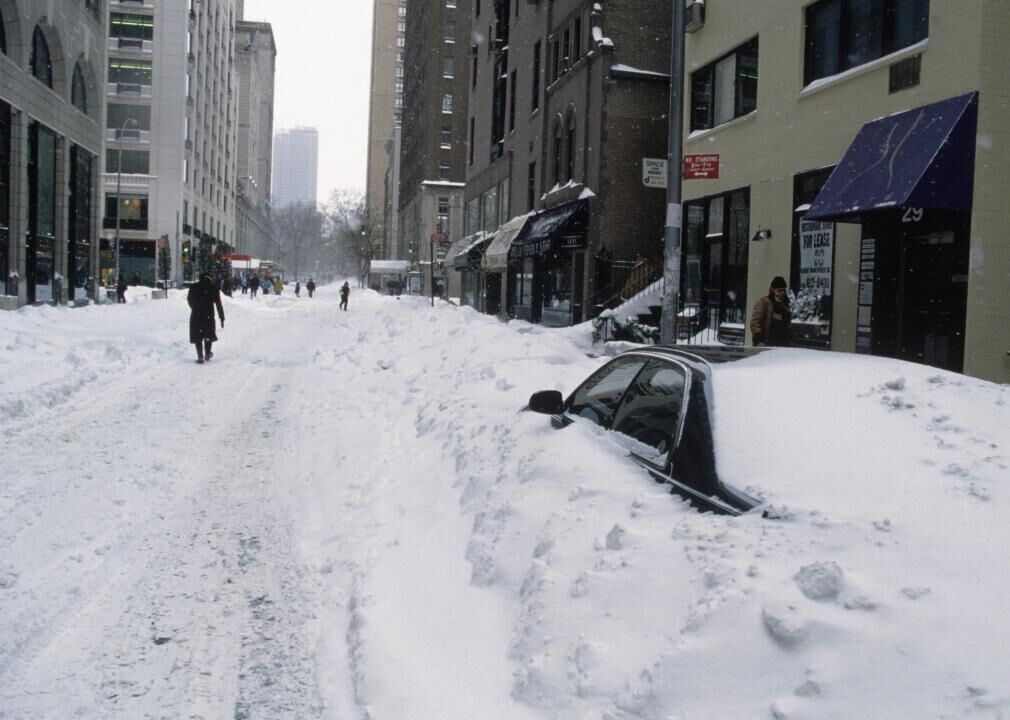 1996: A blizzard shuts down the city